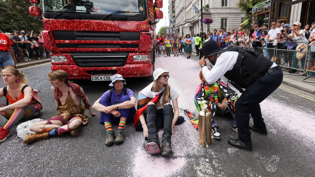„Sponzorují vás neekologické firmy.“ Aktivisté zablokovali londýnský Pride
